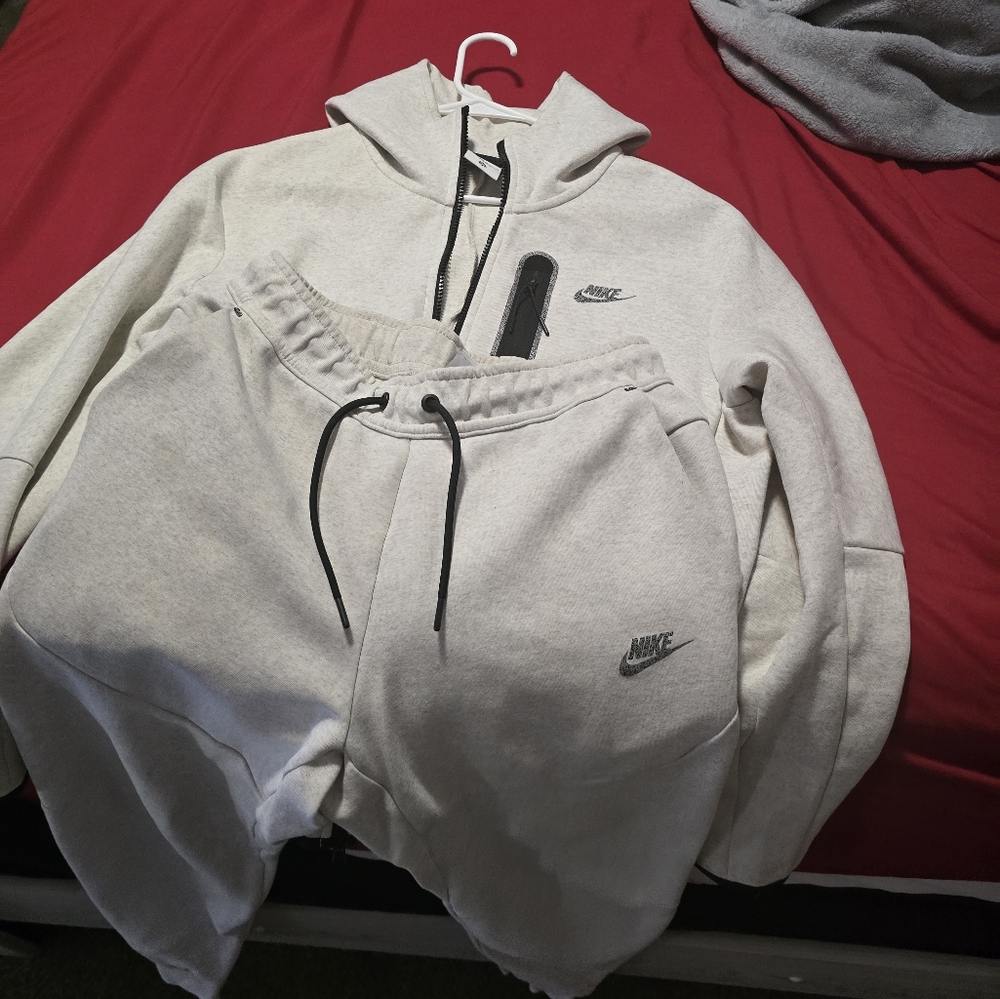 Size large nike tech fleece Bottoms and top